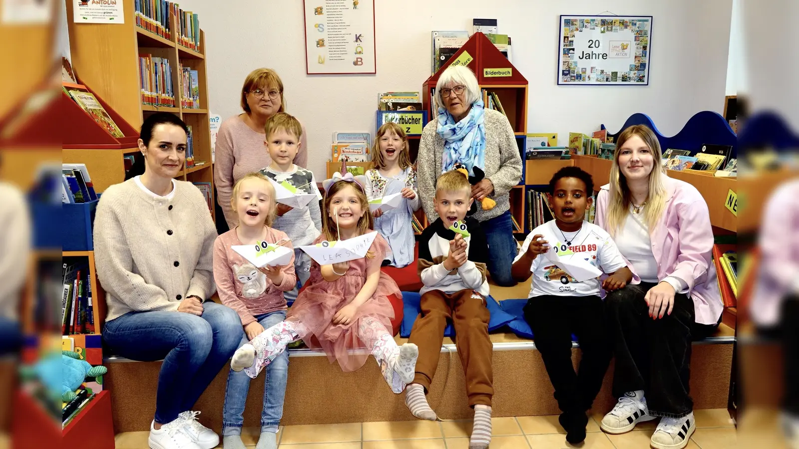 Iris Mergenthal (KiTa Sonnenbreite), die Büchereimitarbeiterinnen Beate Schumacher und Irmhild Pissors und Sophie Wenzel (KiTa Sonnenbreite) freuen sich mit den Vorschulkindern über die gelungene „bibfit”-Aktion. (Foto: Bibliothek Beverungen)