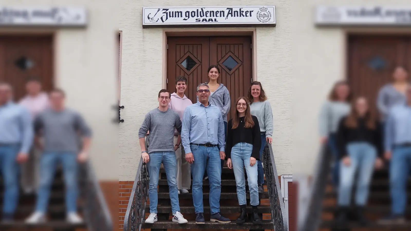 Auf der Bühne stehen Nico Auge, Volker Mönnikes, Alina Falke, Marina Fleckner, Elisa Mönnikes und Silke Krelaus.  (Foto: privat)