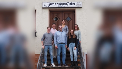 Auf der Bühne stehen Nico Auge, Volker Mönnikes, Alina Falke, Marina Fleckner, Elisa Mönnikes und Silke Krelaus.  (Foto: privat)