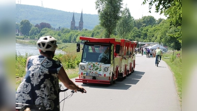 Die Bimmelbahn kann auch für Gruppen gemietet werden.  (Foto: Huxarium Gartenpark Höxter)
