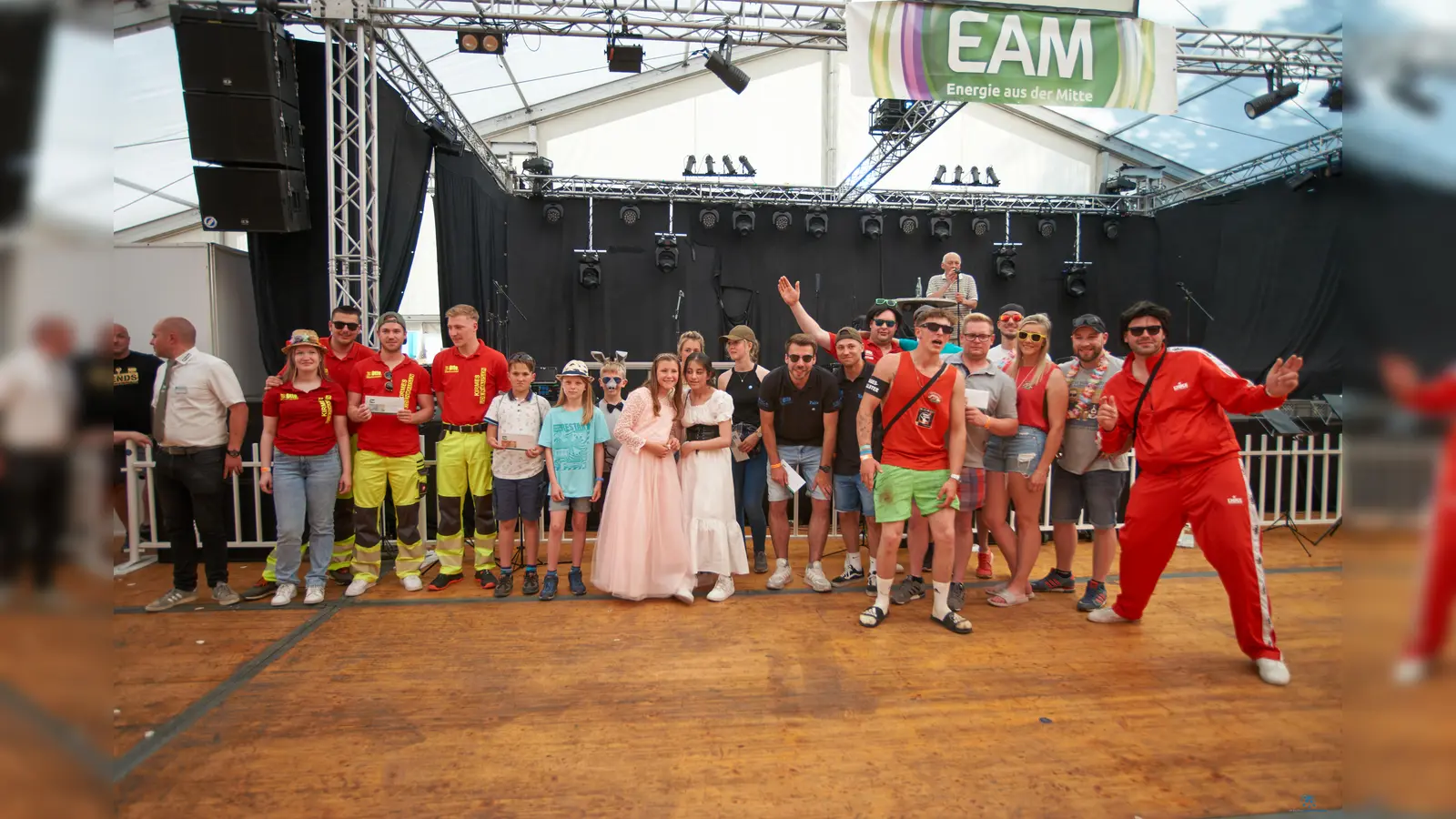 Grosse Freude über die attraktiven Geldpreise herrschte bei den Gewinnern. Erstmals hatte die AG diese unter den Festzugteilnehmern verlost. (Foto: Stefan Bönning)