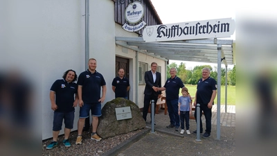 V.l.: Vito Battaglia, Jonas Kropp, Tim Denecke, Ulrich Wiegartz-Dierkes (Sparkasse), Gerhard Konze, Jannik Konze und Johannes Timmermann. (Foto: privat)