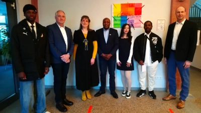 Es freuten sich über die gelungene Eröffnung: (v. l.): Saidi (Aussteller), Thomas Arens (2. stellvertretender Bürgermeister), Bernarda Hülsmann (Case-Managerin Bad Driburg), Ford David (Einrichtungsleiter der ZUE), Farnaz, Pedro (Aussteller) und Kulturdezernent Uwe Damer. (Foto: Doris Dietrich)