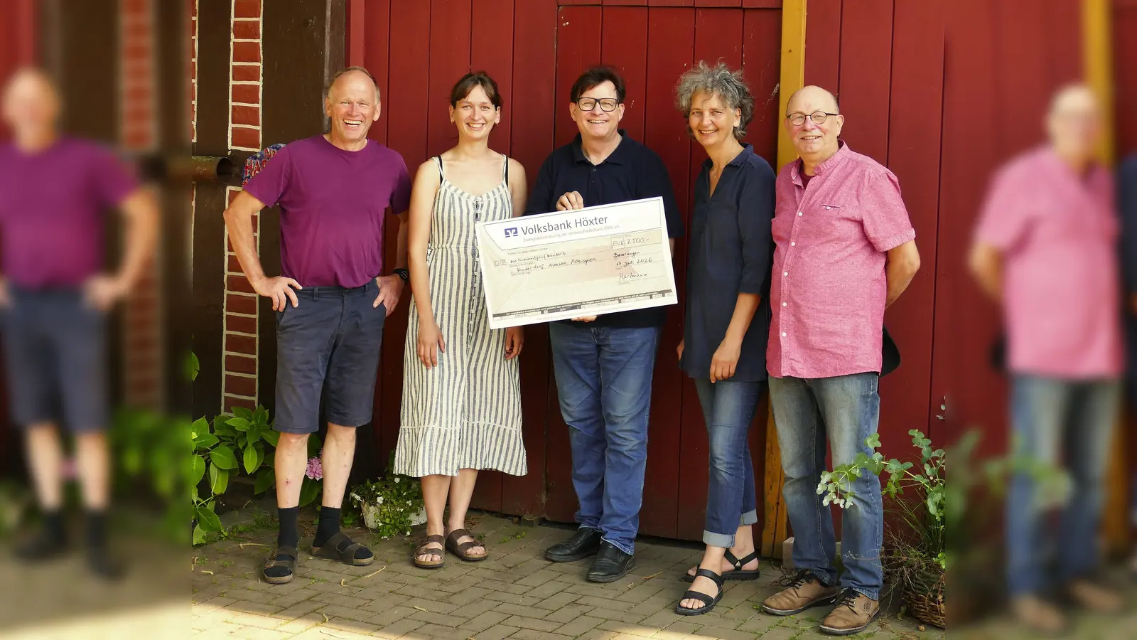 Bei der Übergabe des Schecks (v. l.)Hubertus Hartmann, Dr. Anne Hartmann, Reiner Kempe (Kinderdorf Awassa), Jutta Sträter, Werner Lüdtke (Kinderdorf Awassa) (Foto: privat)
