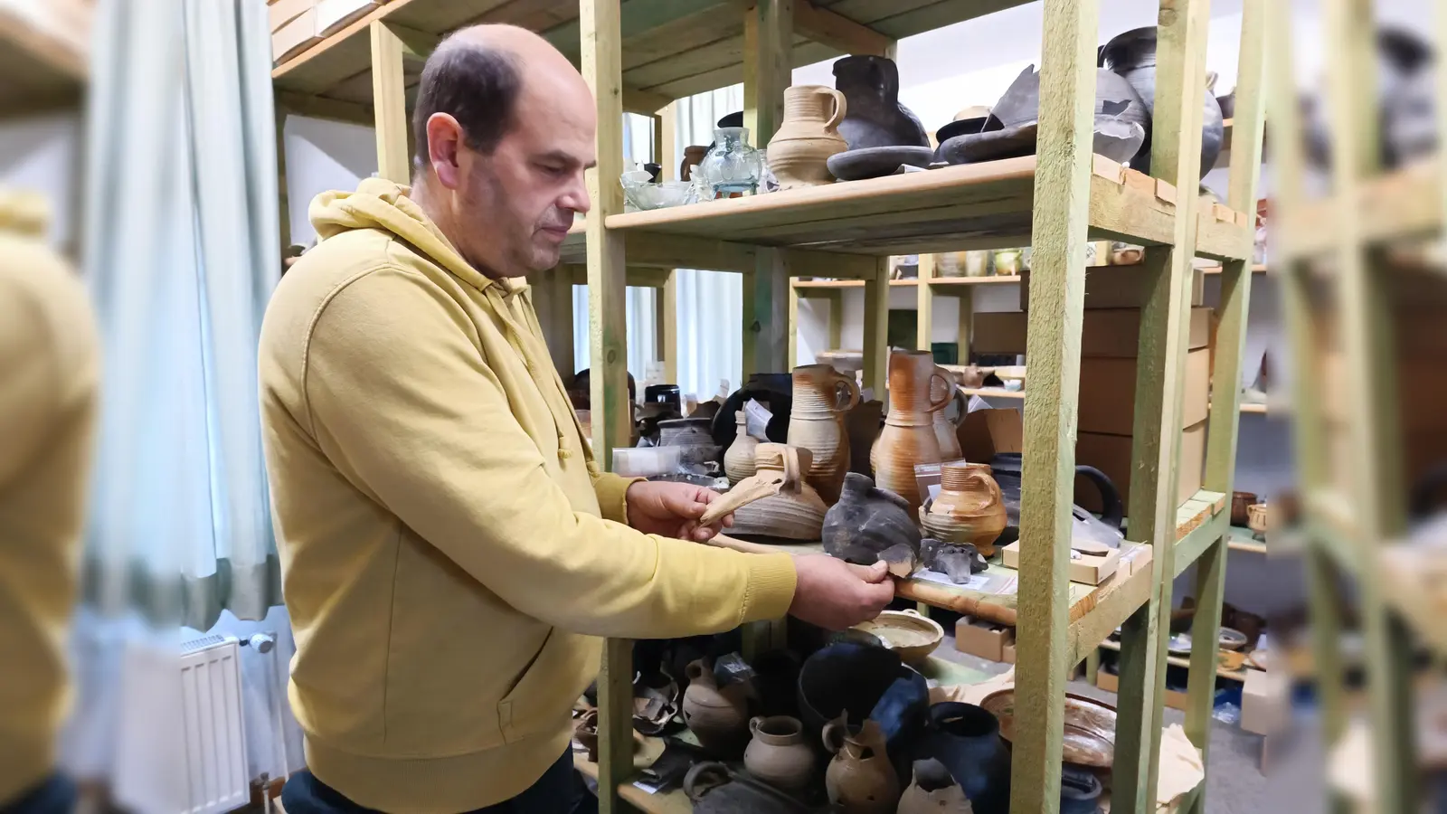 Nachschub für die „Schatzkammer“ der Stadtarchäologie: Ralf Mahytka legt frühmittelalterliche Scherben und Knochen in die Regale. (Foto: Huxarium Gartenpark Höxter)