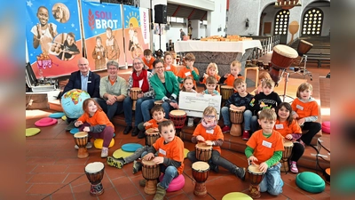 Eine spannende und aufregende Trommelreise erlebten insgesamt 1200 Kinder in der St. Johannes Nepomuk Kirche in Hövelhof als Abschluss der Misereor-Aktion „Solibrot in der KiTa“. Mit dabei Detlef Müller, Markus Hoffmeister, Barbara Sandfort vom Familienbund sowie Annika Sophie Duhn von Misereor. (Foto: privat)