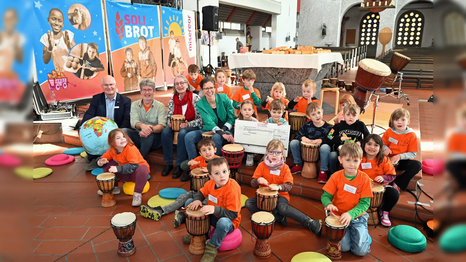 Eine spannende und aufregende Trommelreise erlebten insgesamt 1200 Kinder in der St. Johannes Nepomuk Kirche in Hövelhof als Abschluss der Misereor-Aktion „Solibrot in der KiTa“. Mit dabei Detlef Müller, Markus Hoffmeister, Barbara Sandfort vom Familienbund sowie Annika Sophie Duhn von Misereor. (Foto: privat)