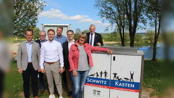 Der Bürgerstiftungsvorstand präsentiert mit der Vositzenden Claudia Pelz-Weskamp und Bürgermeister Daniel Hartmann die neue Sportbox am Godelheimer Freizeitsee. (Foto: Bürgerstiftung Höxter)