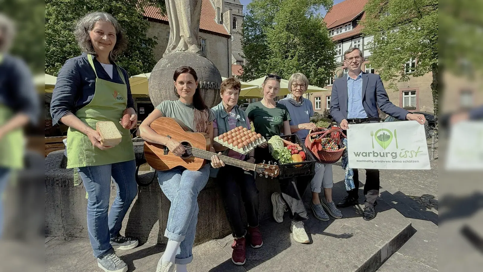 V.l.: Jutta Sträter (Bio Bauer Erzeuger GbR), Maura Porrmann (Singer &amp; Songwriterin aus Warburg), Elisabeth Krull (Alsterhof Bühne), Lena Wieners (Biolandhof Engemann Eissen), Anne Stalze (Warburger-Fair-Welt-Laden) und Bürgermeister Tobias Scherf freuen sich auf viele Besucher.  (Foto: Stadt Warburg)