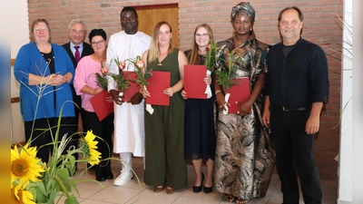 Gratulationen zum Abschluss von Anke Heimbokel (stellvertretende Schulleiterin), Martin Kupper (Vorstandvorsitzender), Anja Bartz, Traoré man’chourou Baza, Lena-Maria Sperling, Jasmin Wendt, Essognime Paso-Pagnitou Sissoo und der Schulleiter Peter Albrecht. (Foto: privat)