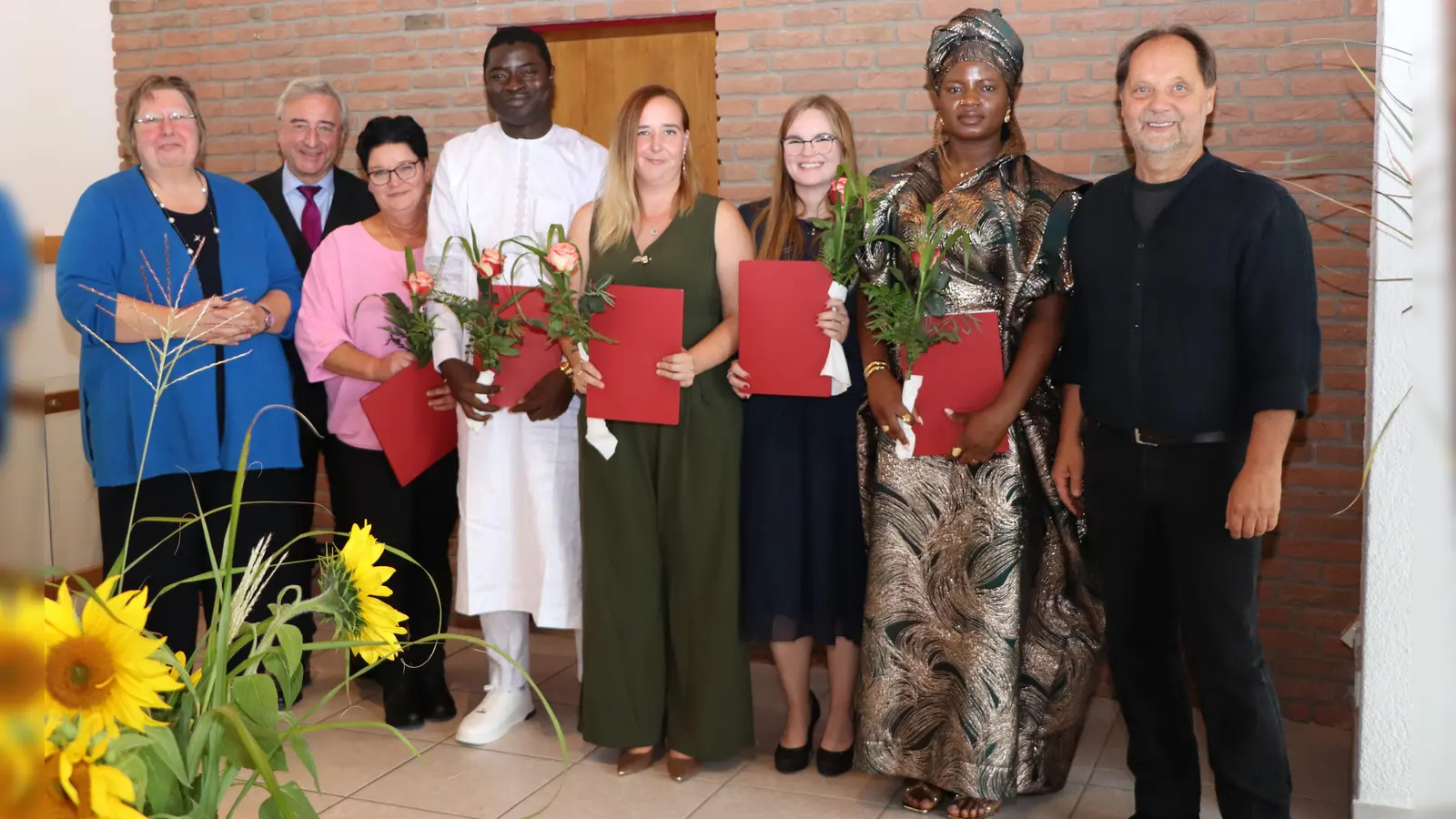 Gratulationen zum Abschluss von Anke Heimbokel (stellvertretende Schulleiterin), Martin Kupper (Vorstandvorsitzender), Anja Bartz, Traoré man’chourou Baza, Lena-Maria Sperling, Jasmin Wendt, Essognime Paso-Pagnitou Sissoo und der Schulleiter Peter Albrecht. (Foto: privat)