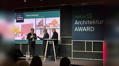 Preisübergabe (v.l.): Claus Anderhalten, Klaus Füner ( Heinze GmbH), Hagen Zumpe (Salto). (Foto: Stadtmarketing Holzminden GmbH)