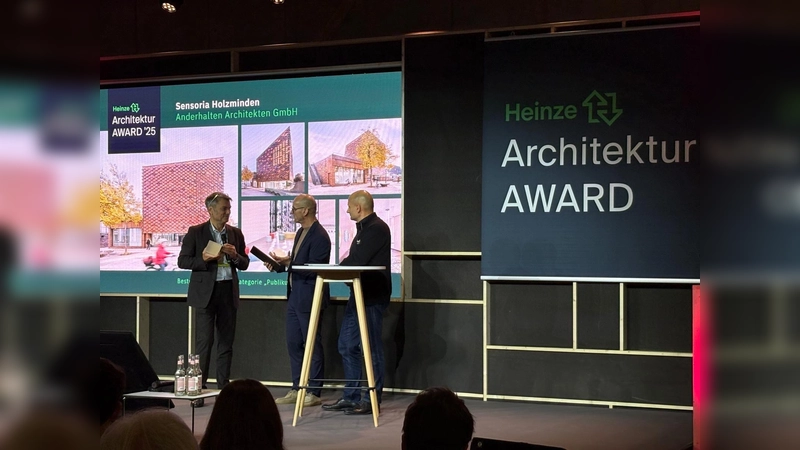 Preisübergabe (v.l.): Claus Anderhalten, Klaus Füner ( Heinze GmbH), Hagen Zumpe (Salto). (Foto: Stadtmarketing Holzminden GmbH)