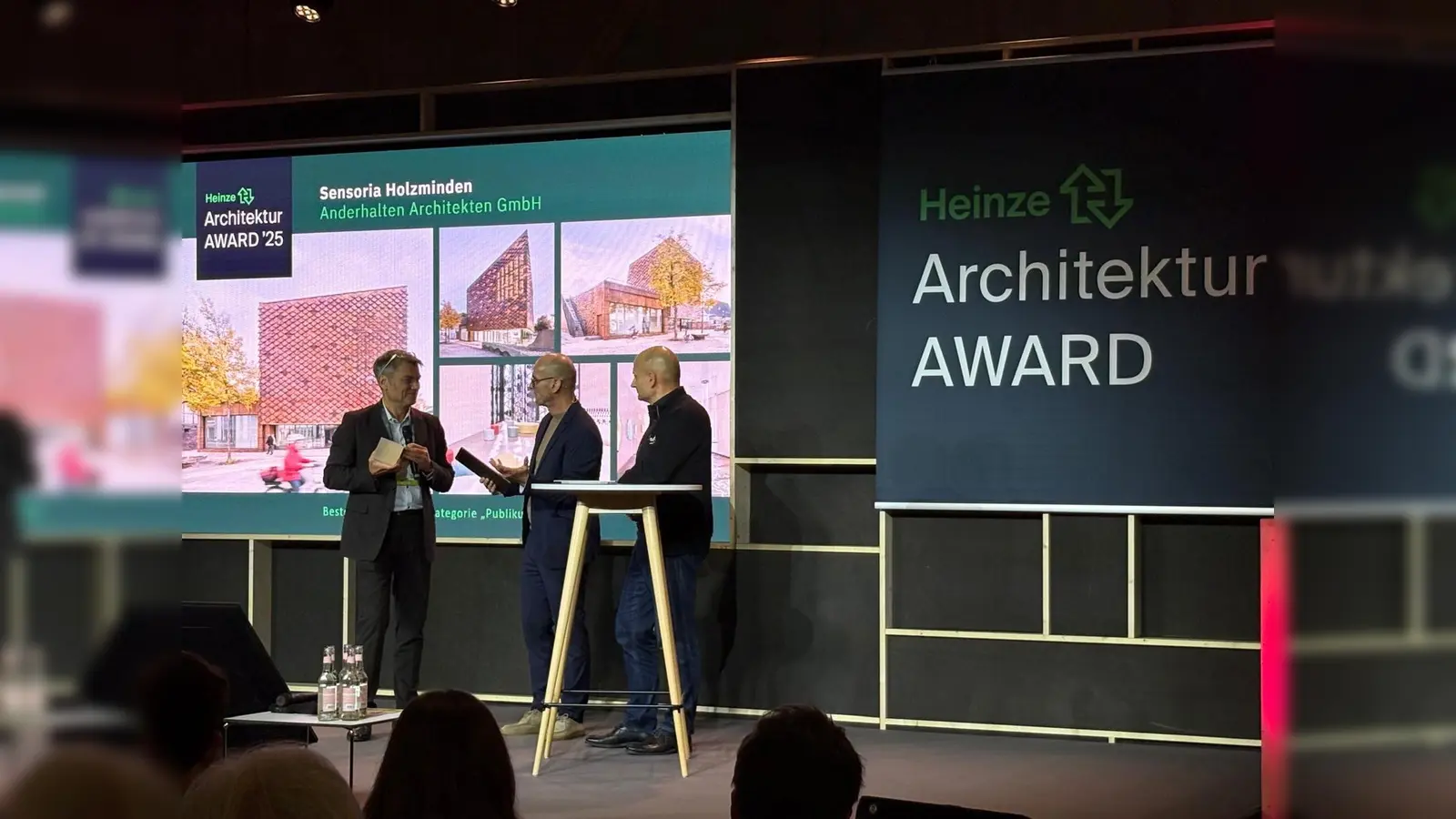 Preisübergabe (v.l.): Claus Anderhalten, Klaus Füner ( Heinze GmbH), Hagen Zumpe (Salto). (Foto: Stadtmarketing Holzminden GmbH)