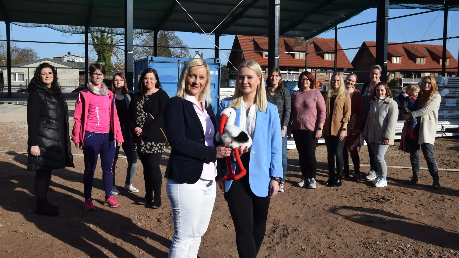 Jolanta Wefers (links), ihre Tochter Lena Wefers und zahlreiche Kursleiterinnen freuen sich bereits auf den 1. Mai, wenn das neue Familienzentrum mit einem bunten Fest eingeweiht werden wird. (Foto: Marc Otto)