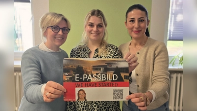 Bei Fragen zum digitalen Passfoto helfen die Mitarbeiterinnen des Bürgerservice der Hansestadt Warburg Katharina Rößling (v.l.), Marina Hosse und Dilek Durak gern weiter. (Foto: Hansestadt Warburg)
