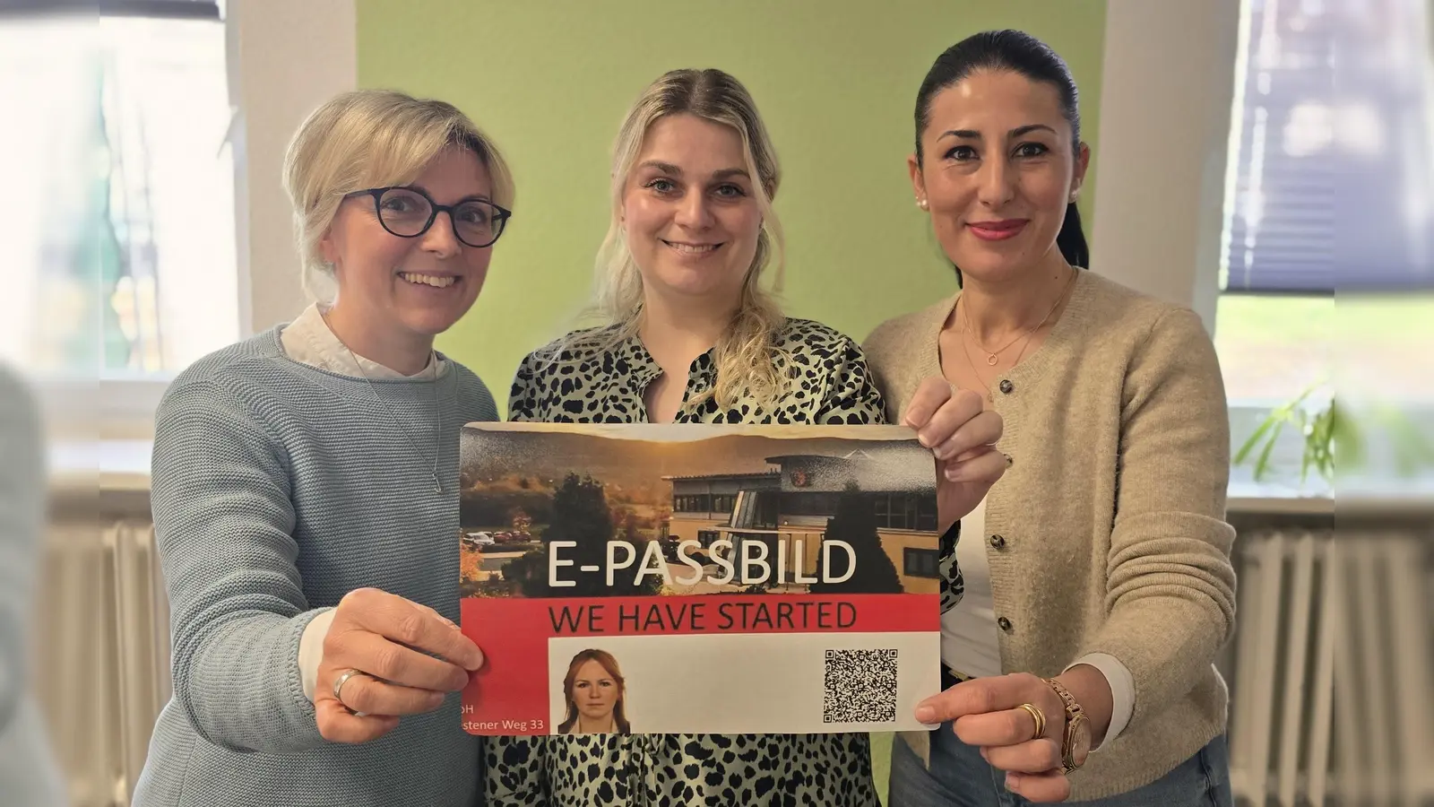 Bei Fragen zum digitalen Passfoto helfen die Mitarbeiterinnen des Bürgerservice der Hansestadt Warburg Katharina Rößling (v.l.), Marina Hosse und Dilek Durak gern weiter. (Foto: Hansestadt Warburg)
