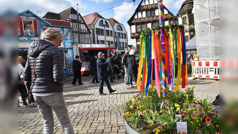 Die ideenreichen Blumen-Inseln, wie dieses für Respekt und Vielfalt, bleiben bis Mitte Juni in der Innenstadt und bereichern ebenso wie die Blumen-Fahrräder das Stadtbild.  (Foto: Barbara Siebrecht)