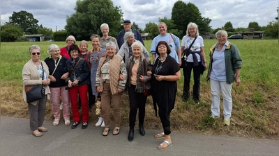Die Angehörigengruppe Café Memory beim kreativen Spaziergang. (Foto: privat)