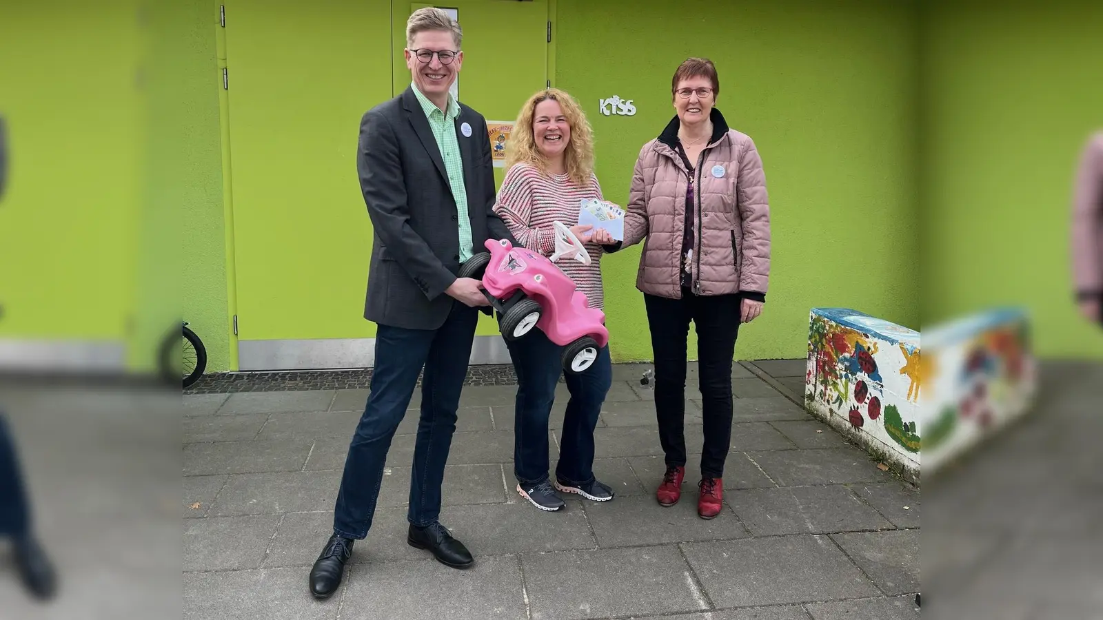 Übergabe der Spenden in der Kita-Grebenstein (v.l.): Bürgermeister Danny Sutor, Kita-Grebenstein Julia Hotzy und Organisatorin Erika Brede. (Foto: Stadt Grebenstein)