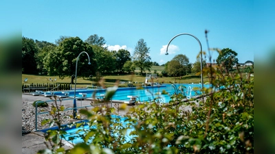 Das Mineralwasserfreibad in Eschershausen mit 50 Meter Becken und natürlichem Quellwasser aus dem Salzbach. (Foto: SVR_SpiekerFotografie)