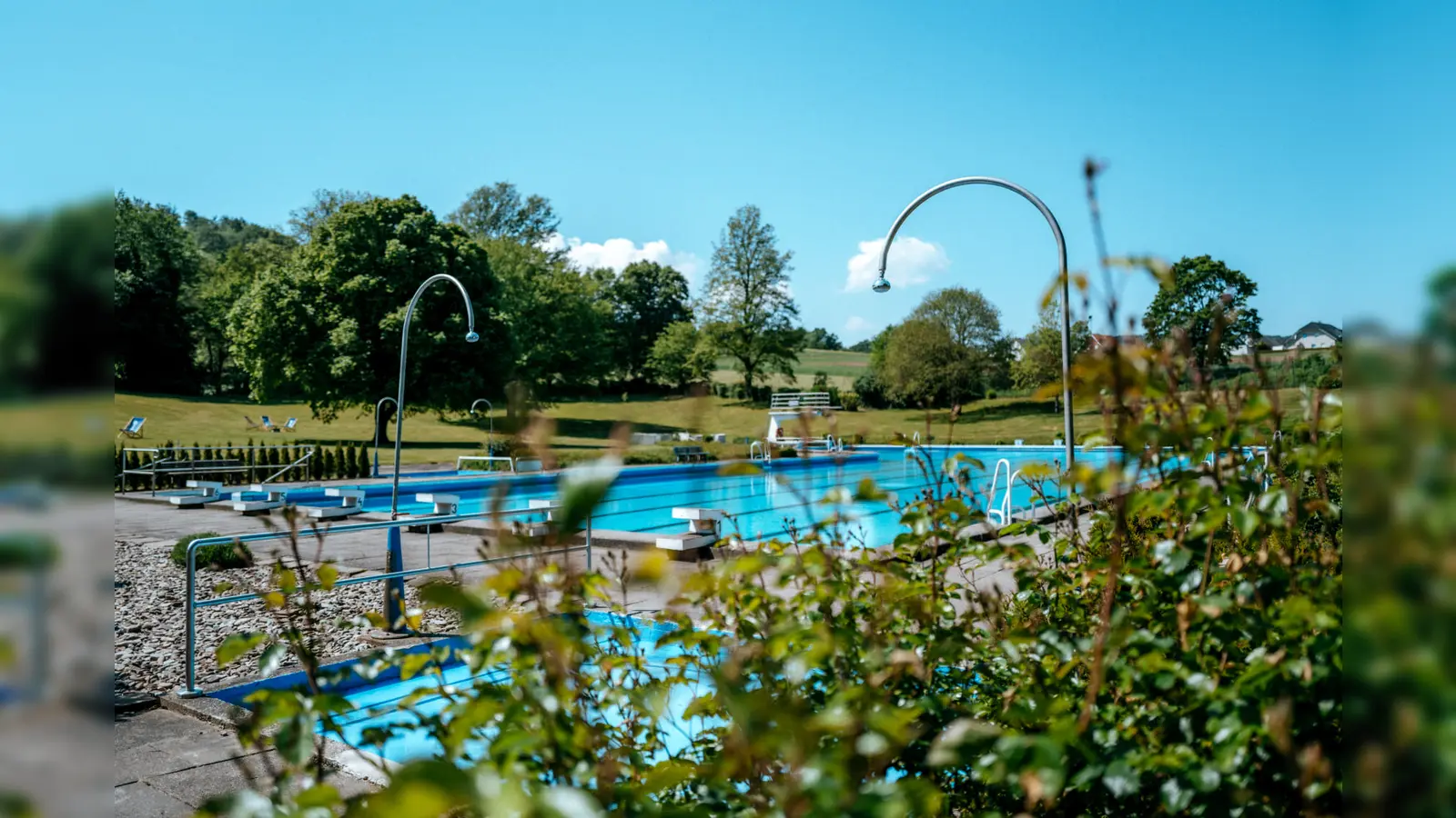 Das Mineralwasserfreibad in Eschershausen mit 50 Meter Becken und natürlichem Quellwasser aus dem Salzbach. (Foto: SVR_SpiekerFotografie)