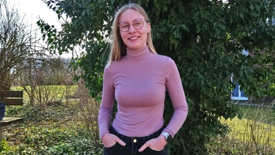 Jil Vogt im Bibelgarten „Senfkorn“. (Foto: Doris Dietrich)