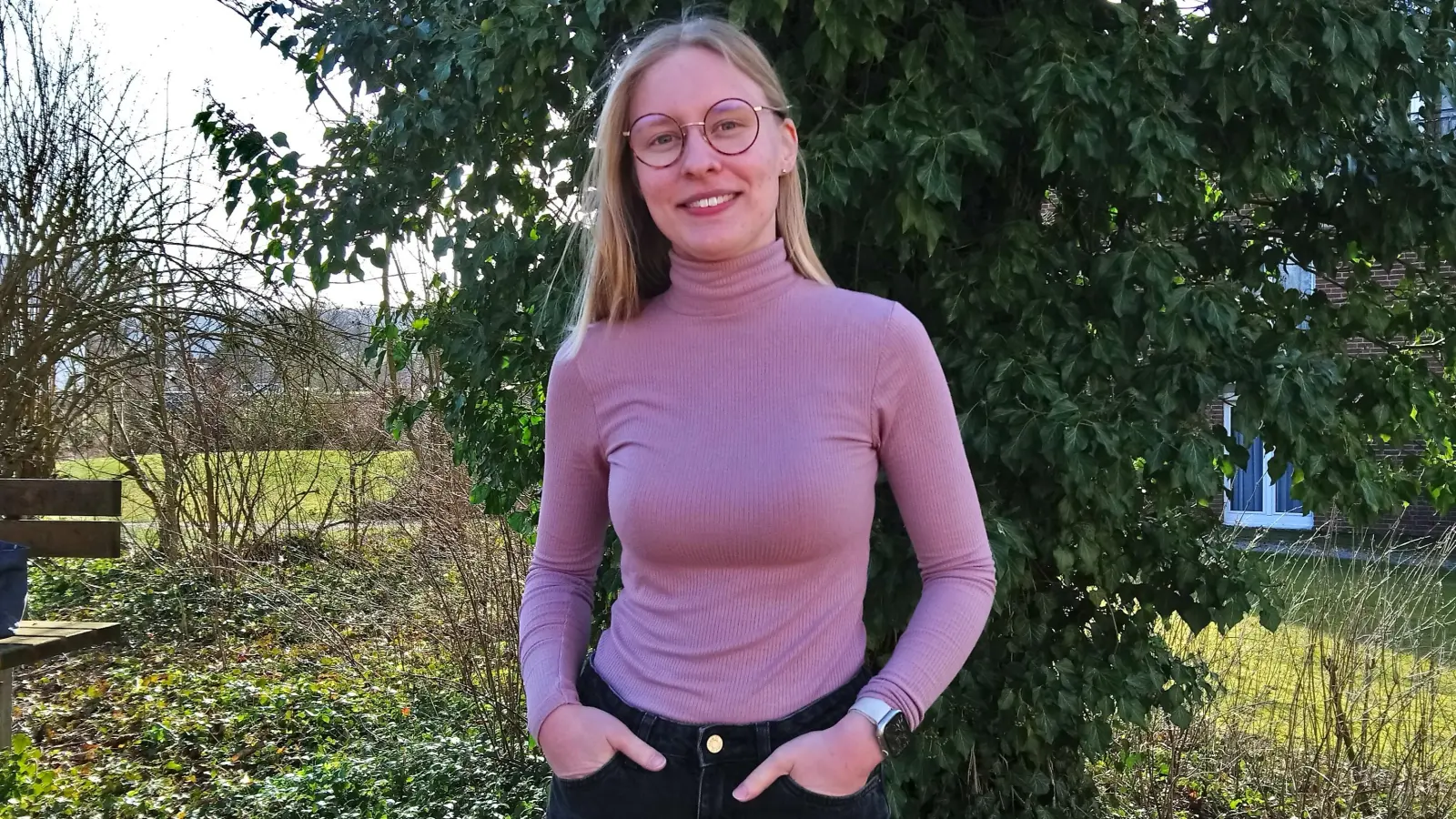 Jil Vogt im Bibelgarten „Senfkorn“. (Foto: Doris Dietrich)