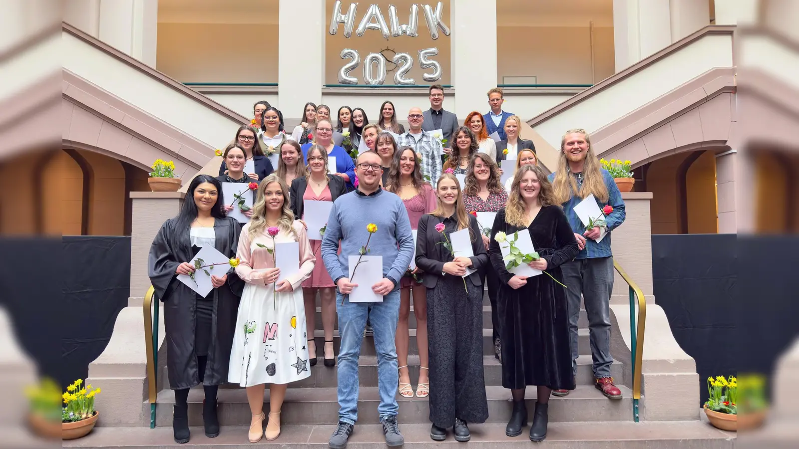 Insgesamt 16 Absolvent*innen des Studienbereichs Soziale Arbeit schlossen im Wintersemester 2024/25 ihr Studium an der HAWK in Holzminden ab. (Foto: HAWK)