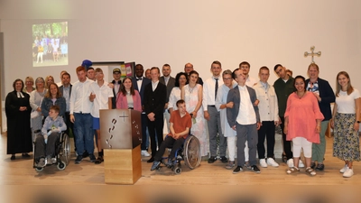 Die Entlass-Schülerinnen und -Schüler mit ihren Lehr- und Integrationskräften sowie Schulleiter Christian Haag, Pfarrerin Patrizia Müller und Dechant Gerhard Pieper. (Foto: Laurentius-Schule Warburg / privat)