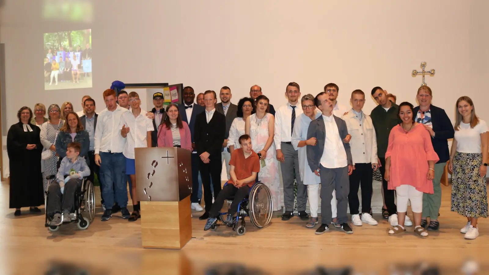 Die Entlass-Schülerinnen und -Schüler mit ihren Lehr- und Integrationskräften sowie Schulleiter Christian Haag, Pfarrerin Patrizia Müller und Dechant Gerhard Pieper. (Foto: Laurentius-Schule Warburg / privat)
