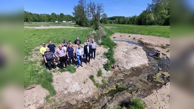 Gemeinsam mit den Beteiligten der Renaturierungs-Maßnahme am Quellbach bei Gehrden überzeugten sich Landrat Michael Stickeln und Brakels Bürgermeister Hermann Temme von dem neugestalteten Gewässerabschnitt. (Foto: Kreis Höxter)
