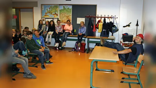 Dirk Bayer forderte die SchülerInnen zum Mitdenken und Haltung zeigen auf. (Foto: Foto: privat)