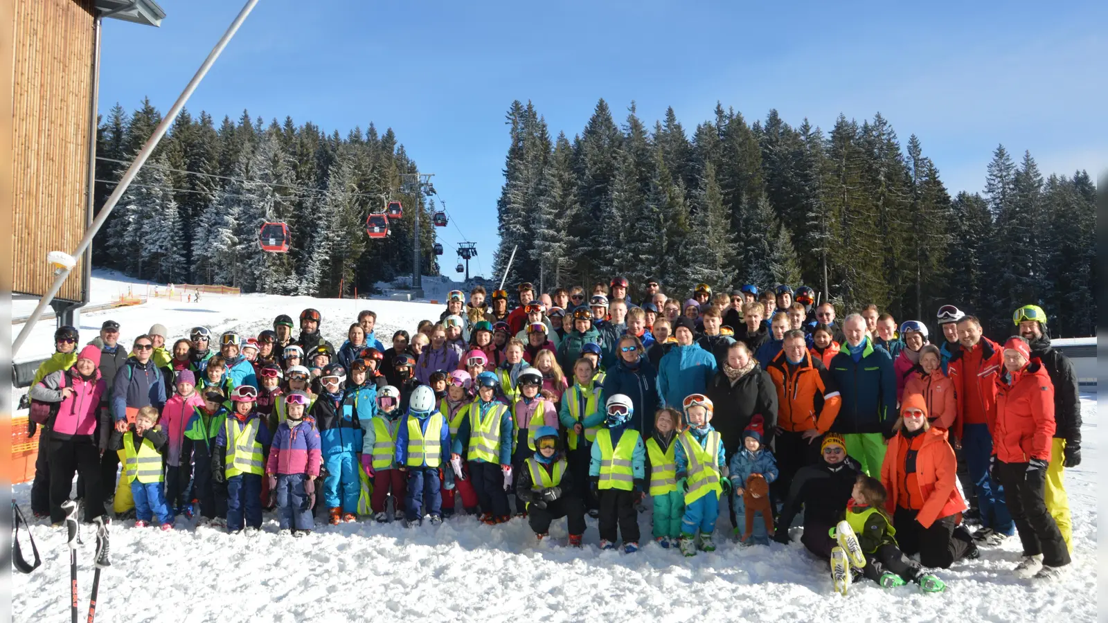 Gruppenbild mit Tradition: Die Teilnehmer der 34. Winterfreizeit des HLC Höxter in Tirol. (Foto: HLC Höxter)