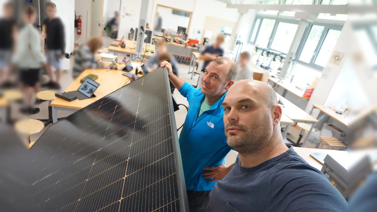 Johannes Üpping (vorne) und Johannes Lücking im Workshop.  (Foto: privat)
