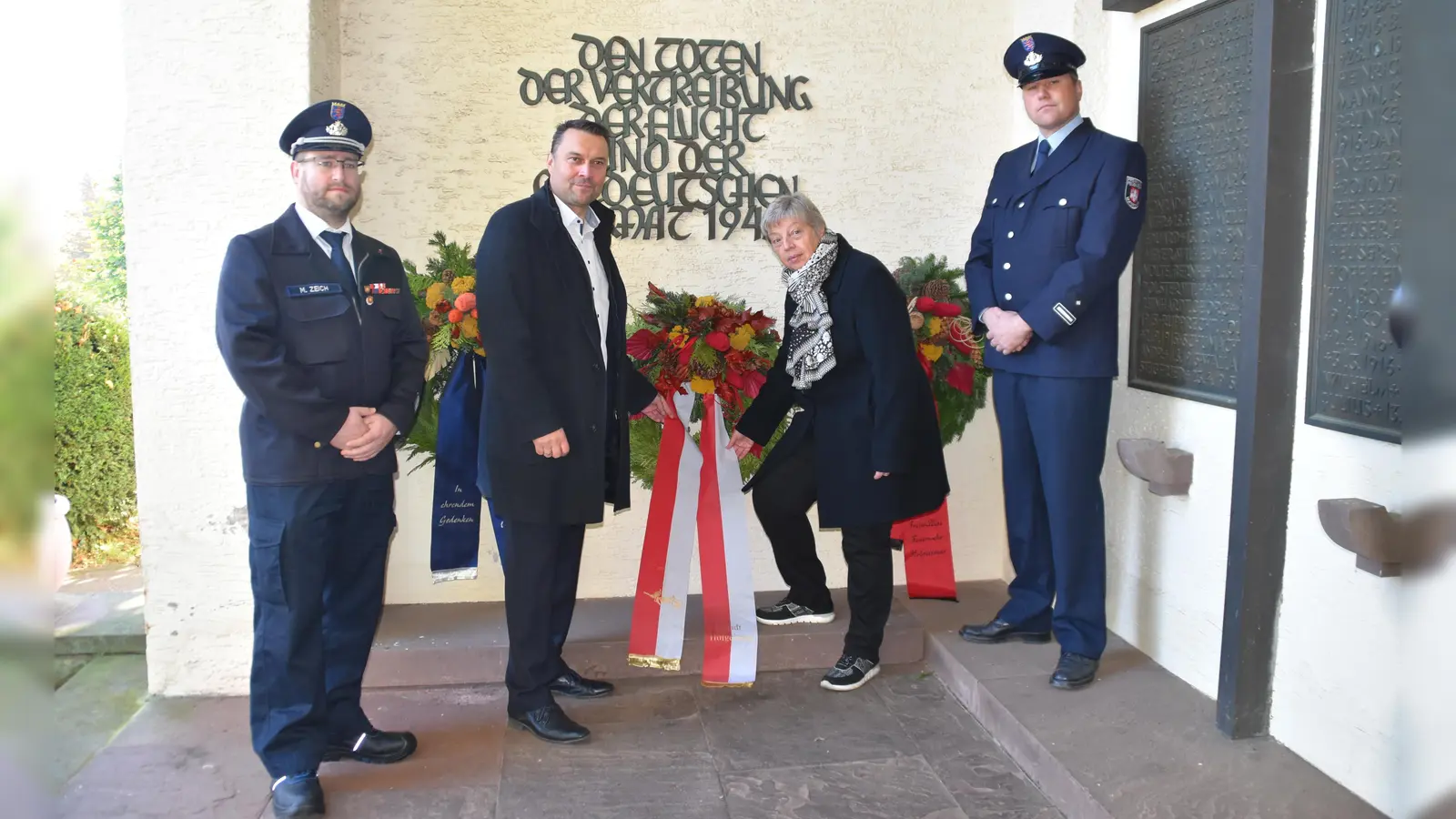 Manuel Zeich (FFW), Bürgermeister Torben Busse, Stadtverordnetenvorsteherin Monika Grebing und der stellvertretende Wehrführer Björn Weiße bei der Kranzniederlegung.  (Foto: Barbara Siebrecht)