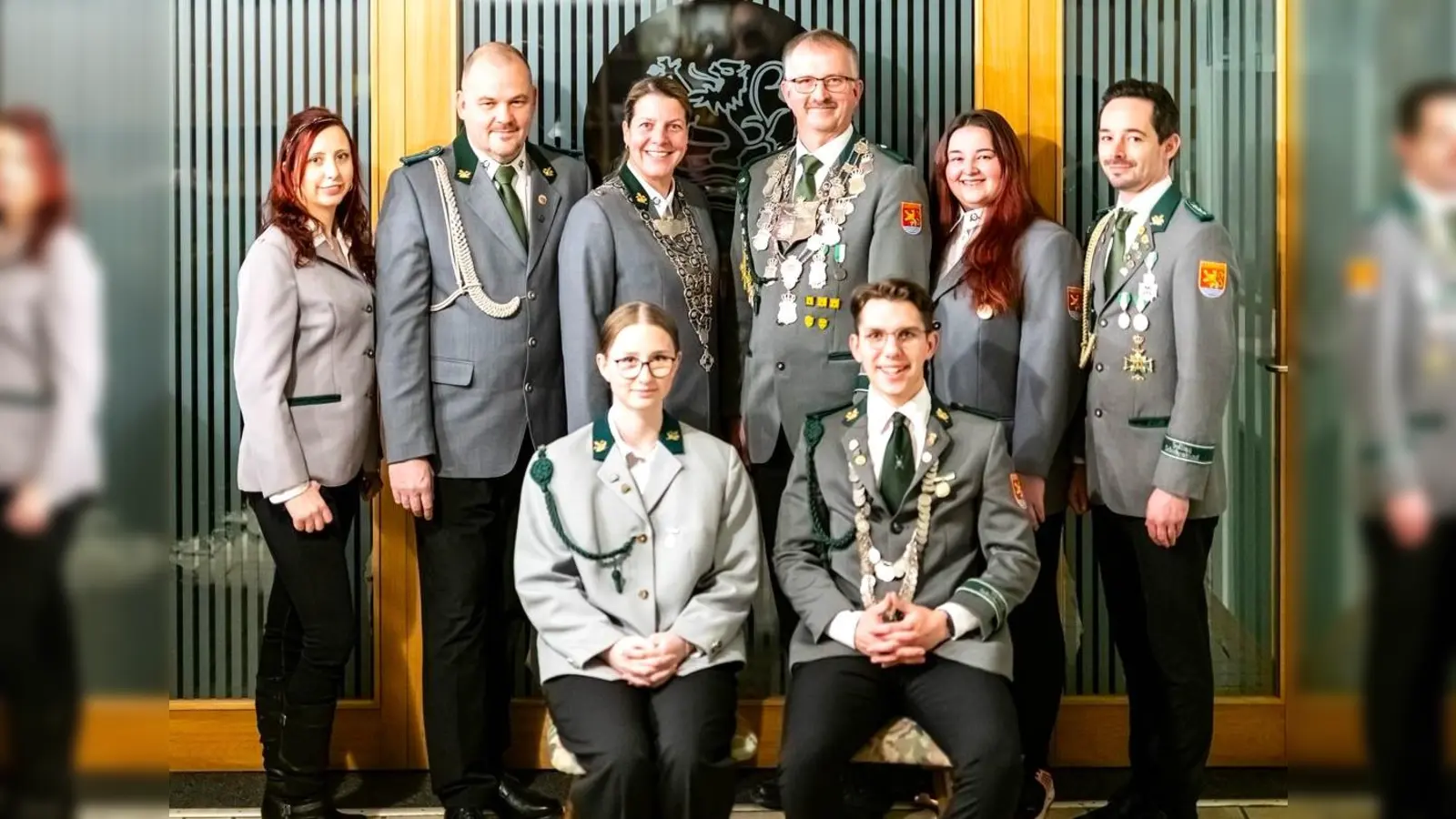 Das Königshaus (v. l.) Bestdame Kathrin Sobireg, Bestmann Björn Ziegeler, Schützenkönigin Melanie Garbe, Schützenkönig Mario Bönning, Bestdame Michelle Hebibaj, Bestmann Marcel Gerhards, vorne sitzend, Bestdame Johanna Bönning, Jugendkönig Janne Matti Piljug.<br> (Foto: Barbara Siebrecht)