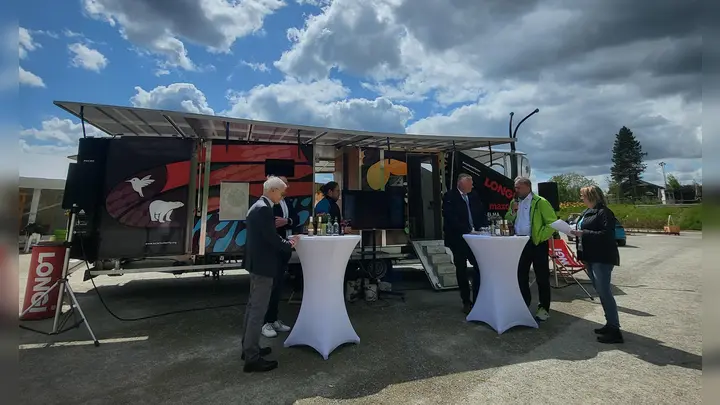 Wie werden wir CO2 neutral? Darüber sprachen auf dem Gelände der Landesgartenschau in Höxter (v.l.) Reinhold Mühlbeyer (Arntz Optibelt), Mike Süggeler (Westfalen Weser Ladeservice), Max Schwabe (Solar Butterfly), Daniel Hartmann (Bürgermeister), Frank Schröder (Phoenix Contact) und Manuela Puls (Moderation).  (Foto: LGS Höxter/Jan Sommer)