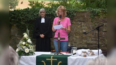 Pfarrerin Astrid Neumann und Lektorin Gudrun Feiler bei der Sommerkirche im Schlosspark Wehrden. (Foto: Barbara Siebrecht)