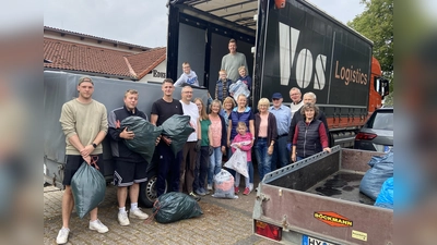 Mit einem guten Ergebnis konnte der Kolping-Bezirksverband Warburg seine 60. „Aktion Rumpelkammer“ abschließen. Besonders auch viele Koffer und Taschen für Flüchtlinge der ZUE kamen dabei zusammen. Die in den Orten gesammelten Kleider- und Schuhsäcke wurden anschließend zentral in Großeneder zum Weitertransport umgeladen. Auf dem Foto sind Aktive aus den Kolpingsfamilien Borgentreich, Großeneder und Natzungen bei der diesjährigen „Aktion Rumpelkammer“ an der Ederhalle in Großeneder. Mit auf dem Bild die Kolping-Bezirksvorsitzende Angelika Flore (6. von links). (Foto: privat)