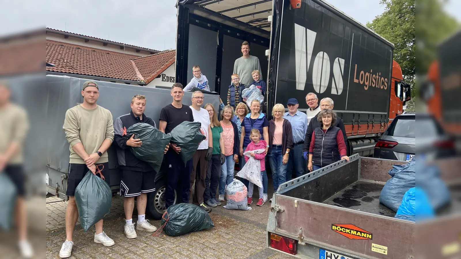 Mit einem guten Ergebnis konnte der Kolping-Bezirksverband Warburg seine 60. „Aktion Rumpelkammer“ abschließen. Besonders auch viele Koffer und Taschen für Flüchtlinge der ZUE kamen dabei zusammen. Die in den Orten gesammelten Kleider- und Schuhsäcke wurden anschließend zentral in Großeneder zum Weitertransport umgeladen. Auf dem Foto sind Aktive aus den Kolpingsfamilien Borgentreich, Großeneder und Natzungen bei der diesjährigen „Aktion Rumpelkammer“ an der Ederhalle in Großeneder. Mit auf dem Bild die Kolping-Bezirksvorsitzende Angelika Flore (6. von links). (Foto: privat)