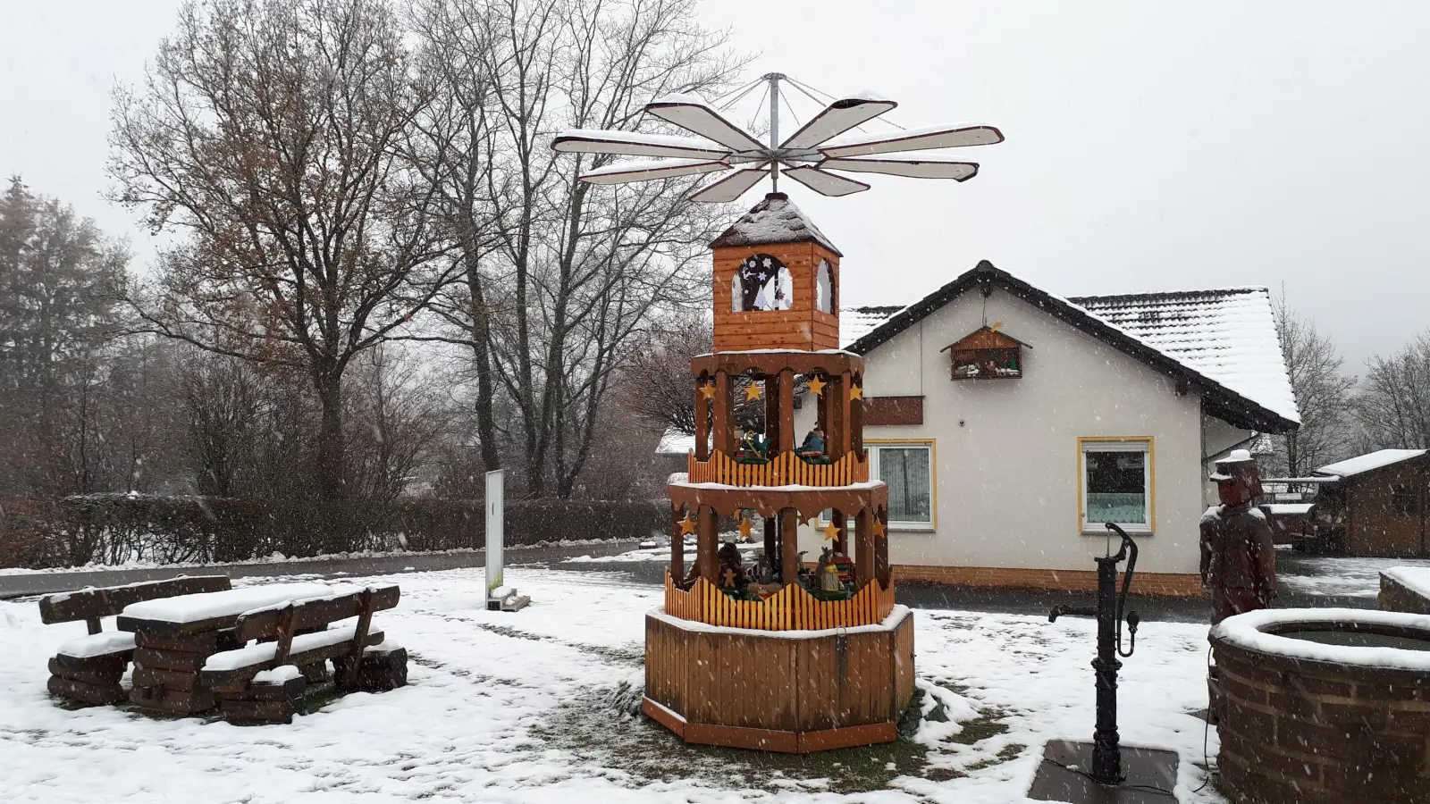 Die Pyramide auf dem Brunnenplatz in der Ortsmitte von Silberborn. (Foto: Touristik-Information Neuhaus und Silberborn)