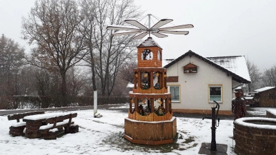 Die Pyramide auf dem Brunnenplatz in der Ortsmitte von Silberborn. (Foto: Touristik-Information Neuhaus und Silberborn)