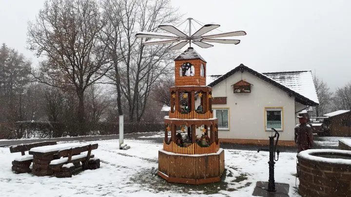 Die Pyramide auf dem Brunnenplatz in der Ortsmitte von Silberborn. (Foto: Touristik-Information Neuhaus und Silberborn)