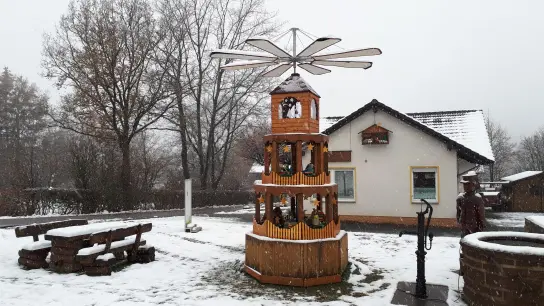 Die Pyramide auf dem Brunnenplatz in der Ortsmitte von Silberborn. (Foto: Touristik-Information Neuhaus und Silberborn)