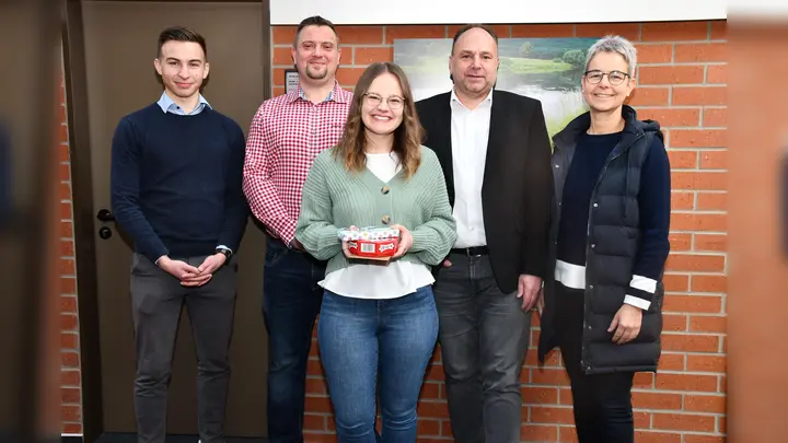 V.l.: Timm Goldschmidt, Michael Wegener, Lena Böker, Landrat Michael Schünemann und Claudia Bonefeld. (Foto: Peter Drews/Landkreis Holzminden)