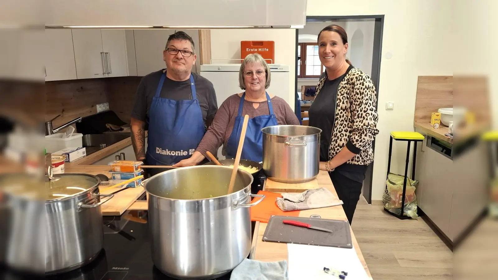 Frank Pfannkuche (Ehrenamtlicher), Susanne Stöcker (Koordination Mittagstisch) und Vanessa Kamphemann (Vorstand Diakonie Paderborn-Höxter) bieten den Mittagstisch an.  (Foto: privat)