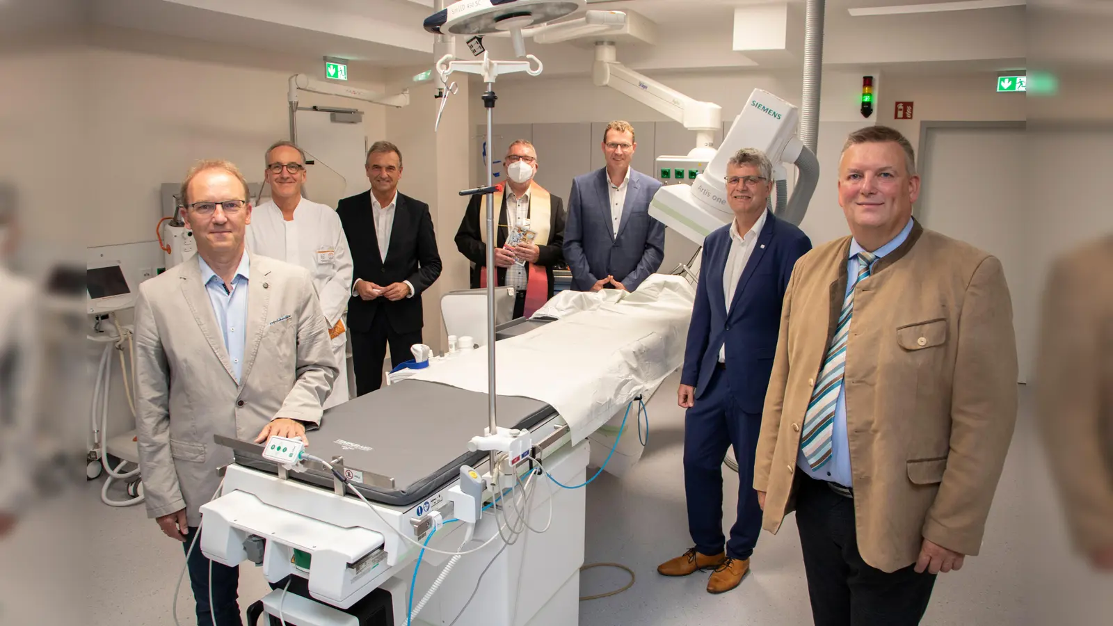 Das St. Josef Hospital in Bad Driburg wurde für mehr als sechs Millionen Euro umgebaut und verfügt jetzt unter anderem über einen modernen Linkskatheter-Messplatz mit kardiologischer Funktionsdiagnostik (von links): Dr. Detlef Michael Ringbeck (Chefarzt Klinik für Kardiologie, Intensivmedizin und Allgemeine Innere Medizin), Dr. Marcus Rübsam (Chefarzt Klinik für Gastroenterologie), Bad Driburgs Bürgermeister Burkhard Deppe, Krankenhausseelsorger Ansgar Wiemers, Marcel Giefers (Vorsitzender Verwaltungsrat), MdB Christian Haase und KHWE-Geschäftsführer Christian Jostes. (Foto: KHWE)