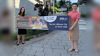 Freuen sich auf viele interessierte Besucher: Das VHS-Leitungsteam Janine Brigant-Loke (l.) und Dimitra Vovoli. (Foto: privat)