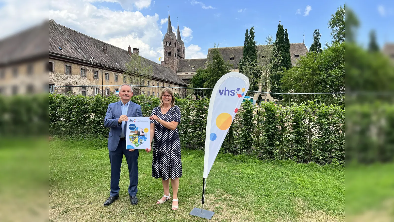 Das Leitungsteam der VHS Höxter-Marienmünster Dr. Claudia Gehle und Rainer Schwiete bei der Programmheftvorstellung vor der Kulisse von Corvey und der Landesgartenschau, die sich auch thematisch im neuen Programm wiederfinden. (Foto: privat)